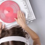 DJ Gramofon Ręka Umieszczenie Tonearm na białej płycie winylowej Koncepcja muzyki Widok z góry