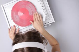 DJ Gramofon Ręka Umieszczenie Tonearm na białej płycie winylowej Koncepcja muzyki Widok z góry