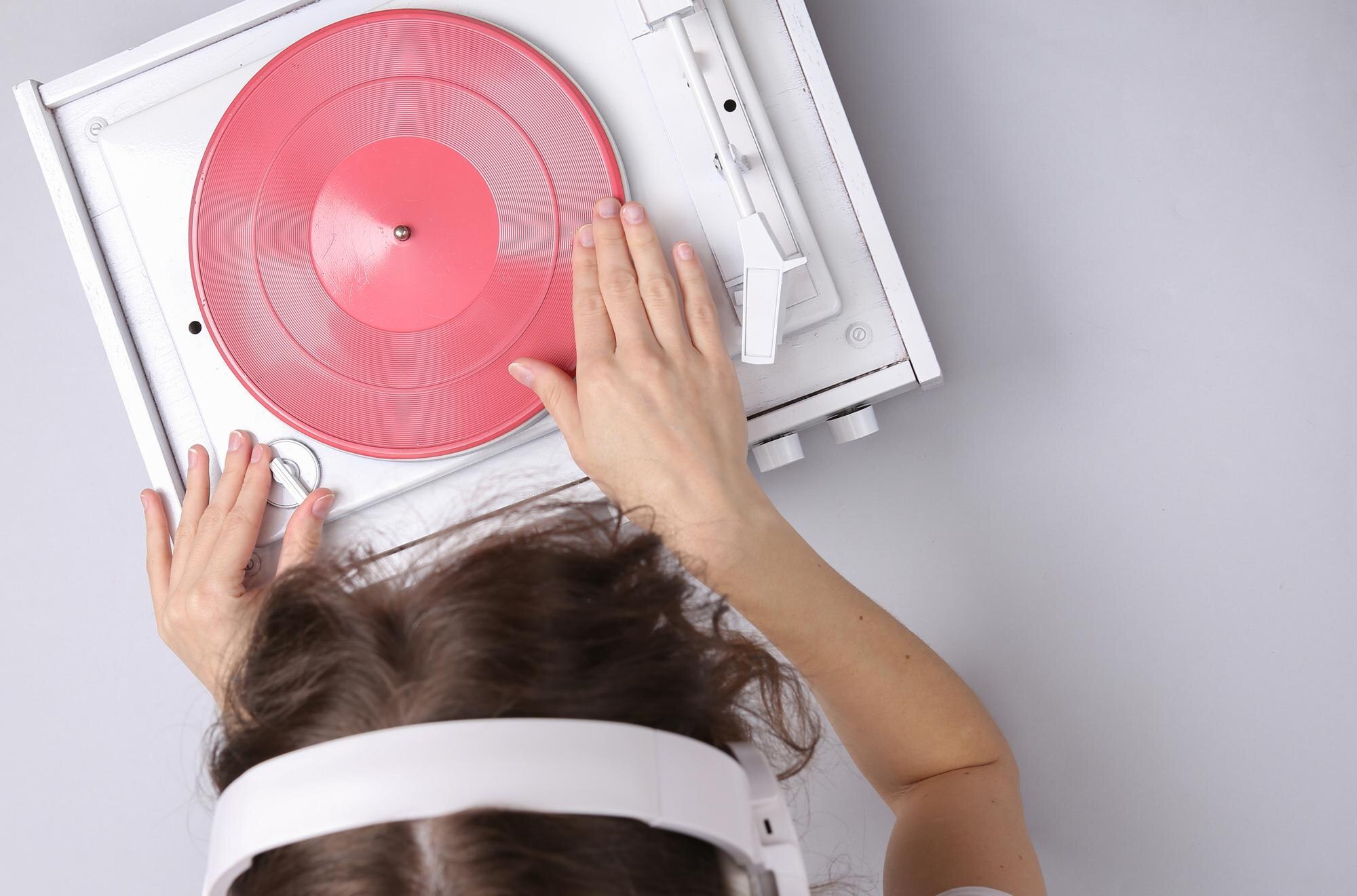 DJ Gramofon Ręka Umieszczenie Tonearm na białej płycie winylowej Koncepcja muzyki Widok z góry