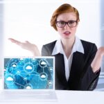 Bizneswoman trzyma rękę w prezentacji z laptopem pokazuje grafikę