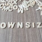 DOWNSIZE słowo drewniane litery alfabetu. Koncepcja biznesowa i pomysł