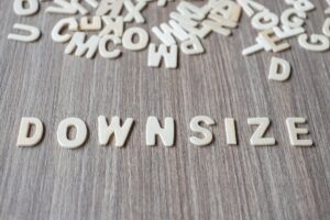 DOWNSIZE słowo drewniane litery alfabetu. Koncepcja biznesowa i pomysł
