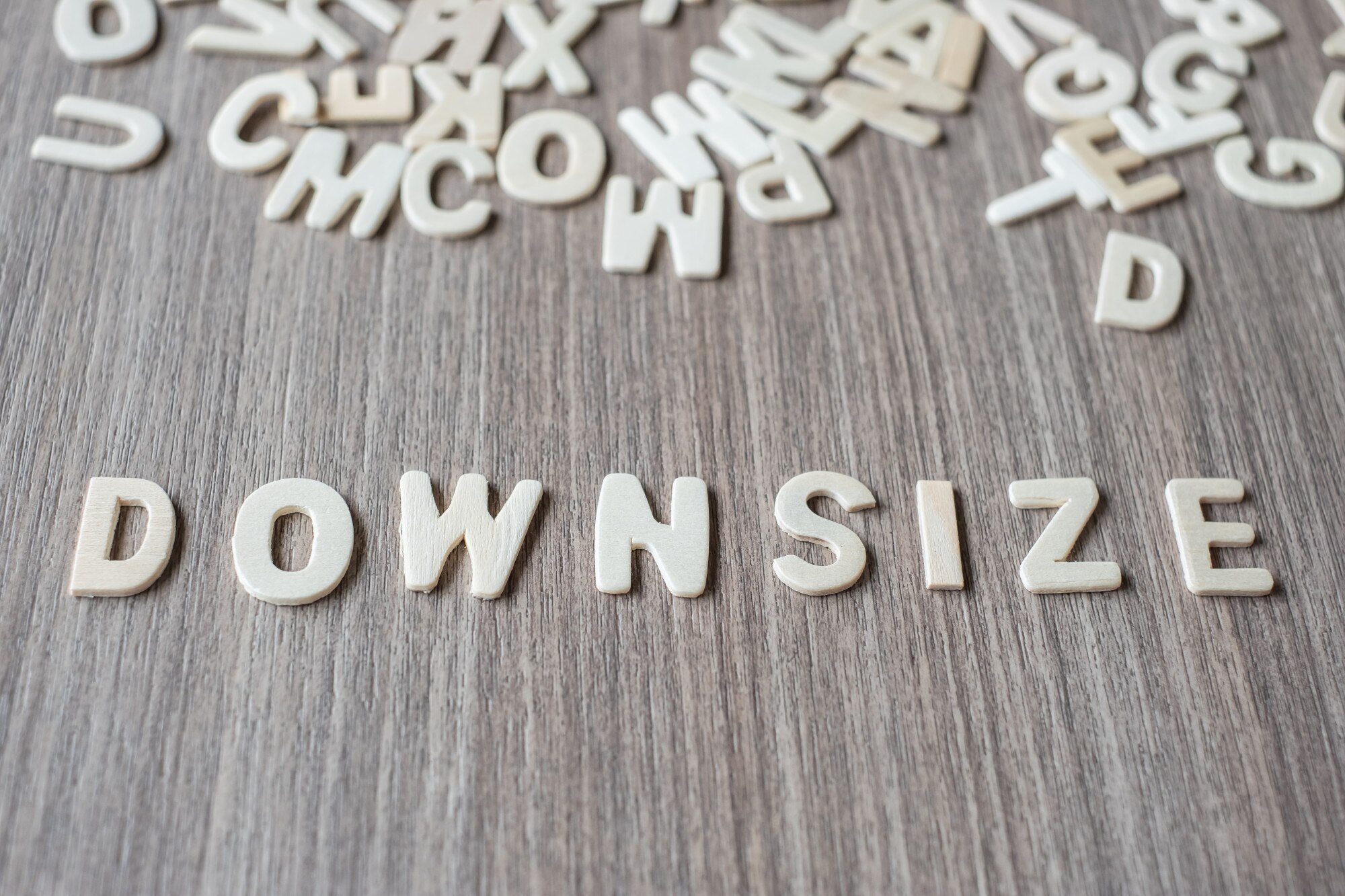 DOWNSIZE słowo drewniane litery alfabetu. Koncepcja biznesowa i pomysł