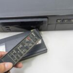 Wideo z starymi taśmami VHS i zdalnym sterowaniem