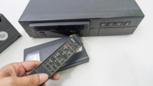 Wideo z starymi taśmami VHS i zdalnym sterowaniem
