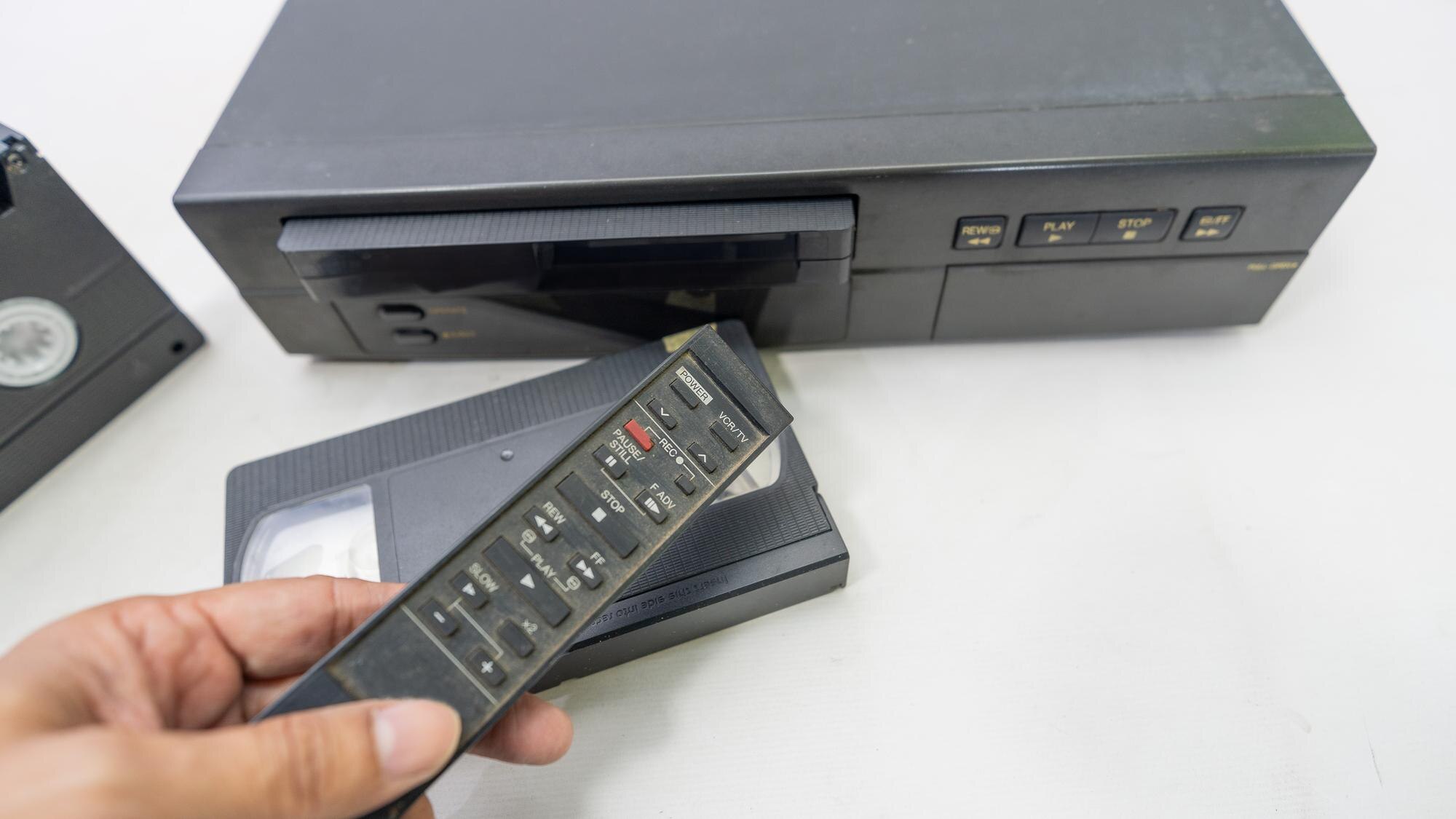 Wideo z starymi taśmami VHS i zdalnym sterowaniem