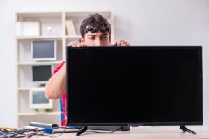 Profesjonalny inżynier naprawy naprawiający zepsuty telewizor