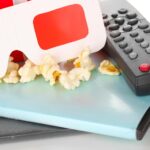 Popcorn z panelem sterującym telewizorem i dyskami w zbliżeniu