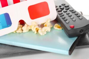 Popcorn z panelem sterującym telewizorem i dyskami w zbliżeniu