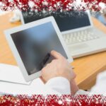 Lekarze używający laptopa i tabletu cyfrowego na spotkaniu przed śniegiem