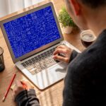 Równania matematyczne i modne wzory na ekranie komputera