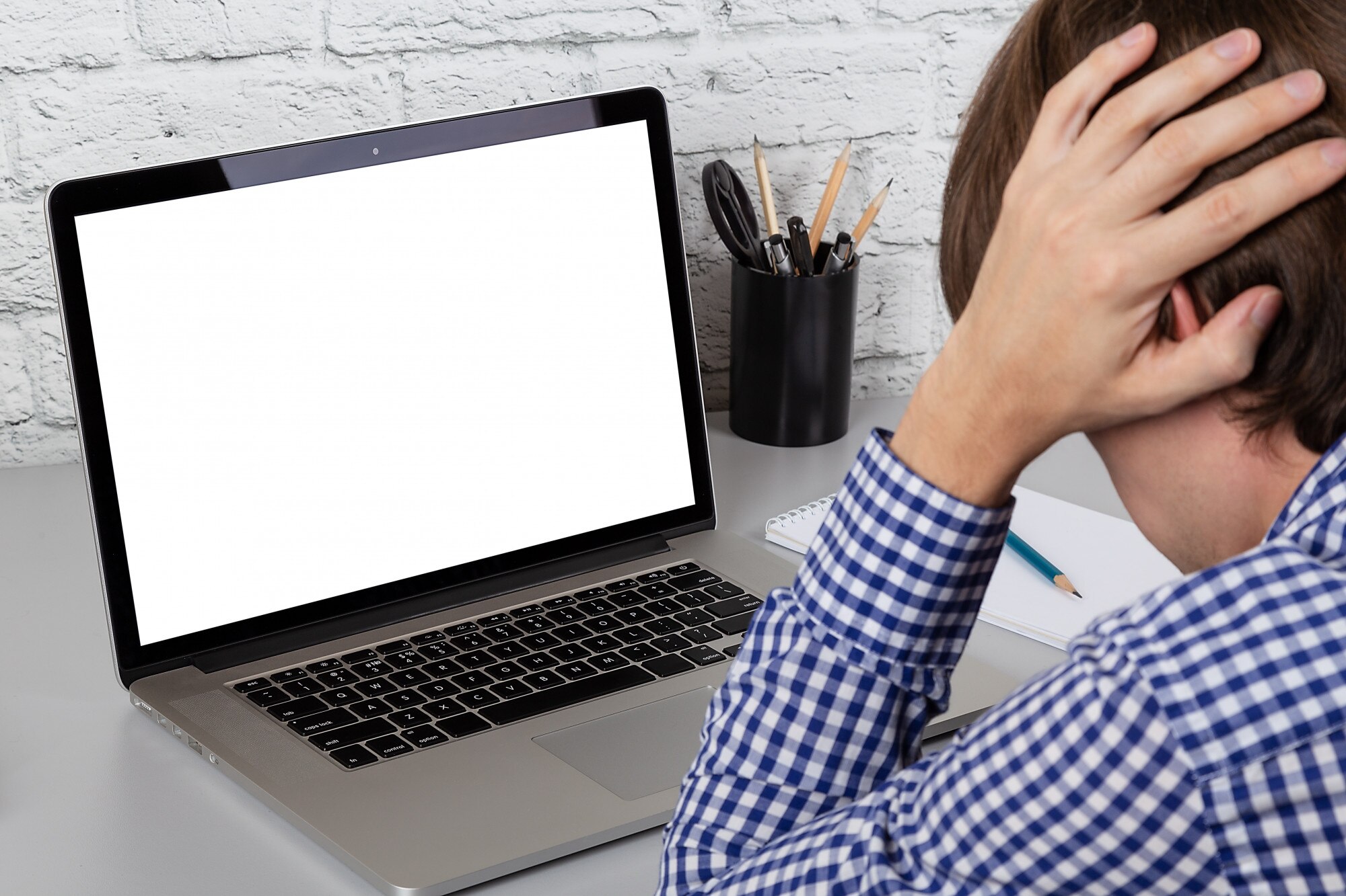 Sfrustrowany człowiek patrząc na ekran laptopa. Makieta z pustym wyświetlaczem