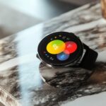 Smartwatch aplikacja zdrowotna wnętrze domu