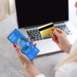 Ładna kobieta ze smartfonem dotykając ekranu i używając aplikacji