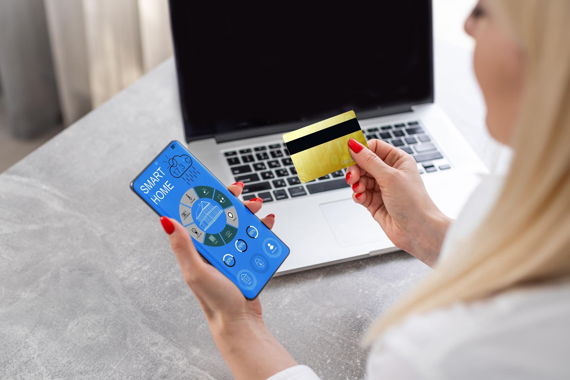 Ładna kobieta ze smartfonem dotykając ekranu i używając aplikacji