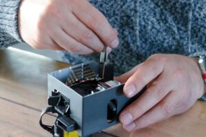 Człowiek demontażujący element elektryczny w celu naprawy