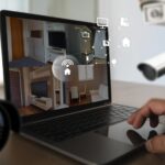 System zabezpieczeń CCTV monitoruje człowieka w biurze z smartfona C