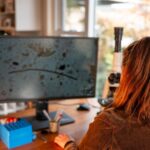 Badanie próbek gleby w laboratoriach domowych w celu znalezienia mikroorganizmów biologicznych w glebie w komposcie za pomocą mikroskopu w Tasmanii Australia organiczne rolnictwo regeneracyjnec test ompost