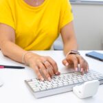 Konsultacja medyczna Dietetyk i dietetyk Zbliżenie rąk lekarza wpisując na klawiaturze