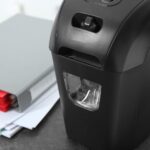 Niszczarka dokumentów i dokumenty na zbliżenie stołu