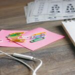 Wielobarwne spinacze z arkuszami papieru na drewnianym stole