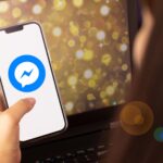 Piękna kobieta otrzymująca powiadomienia na Facebooku