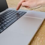 Zbliżony widok palca gotowego do naciśnięcia klawisza Enter na laptopie