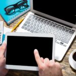 Widok biznesowy doładowania witryny z laptopami wizyjnymi
