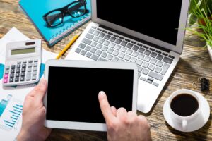 Widok biznesowy doładowania witryny z laptopami wizyjnymi