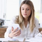 Pięknej blondynki bizneswomanu rozważny spojrzenie