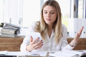 Pięknej blondynki bizneswomanu rozważny spojrzenie