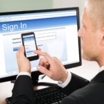 Biznesmen logujący się na konto e-mail