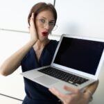 Biznesmen trzyma laptop w jego rękach