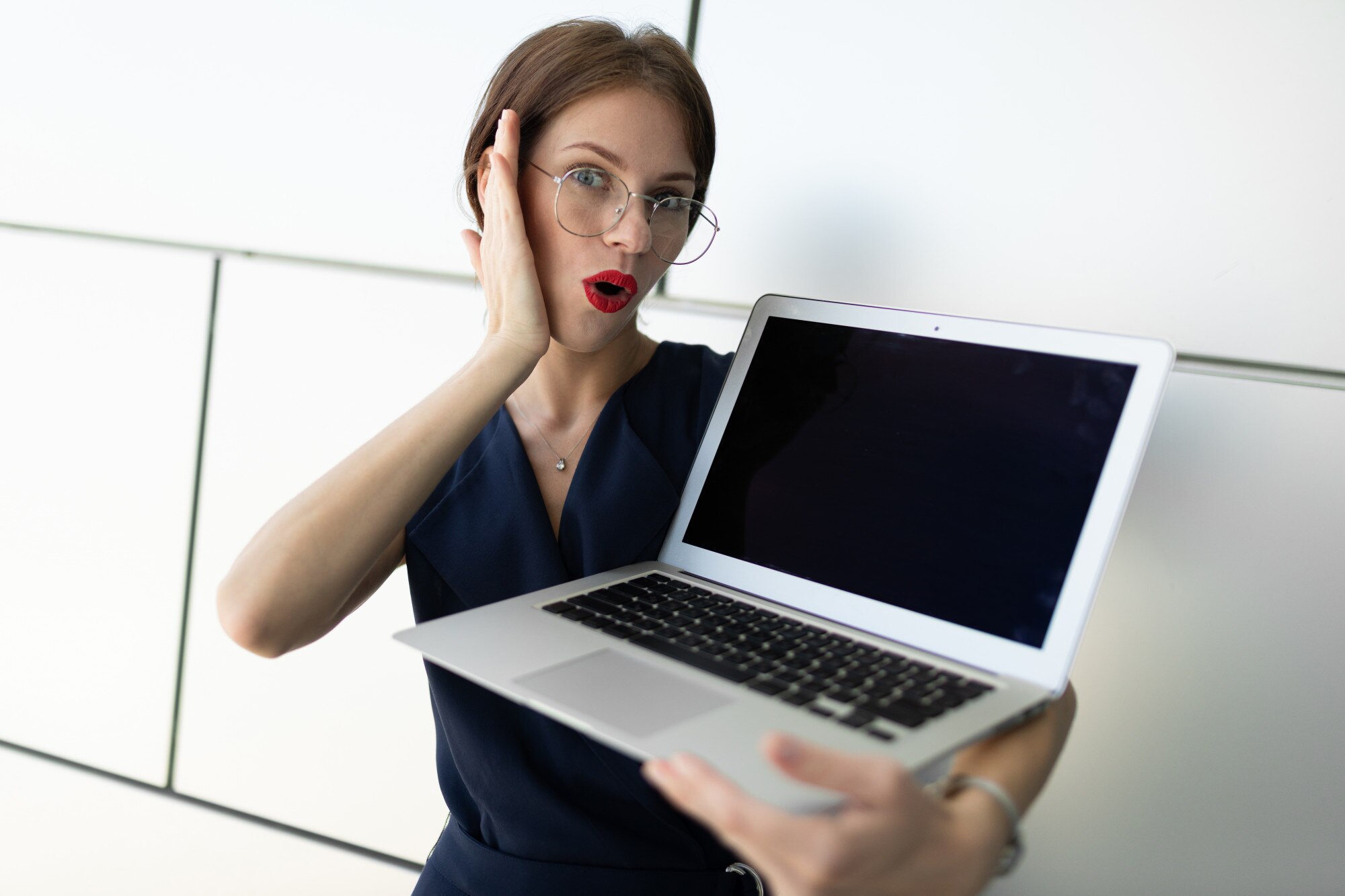 Biznesmen trzyma laptop w jego rękach