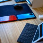 Programista komputerowy pracujący w domu Koncepcja telepracy Telefony biznesowe