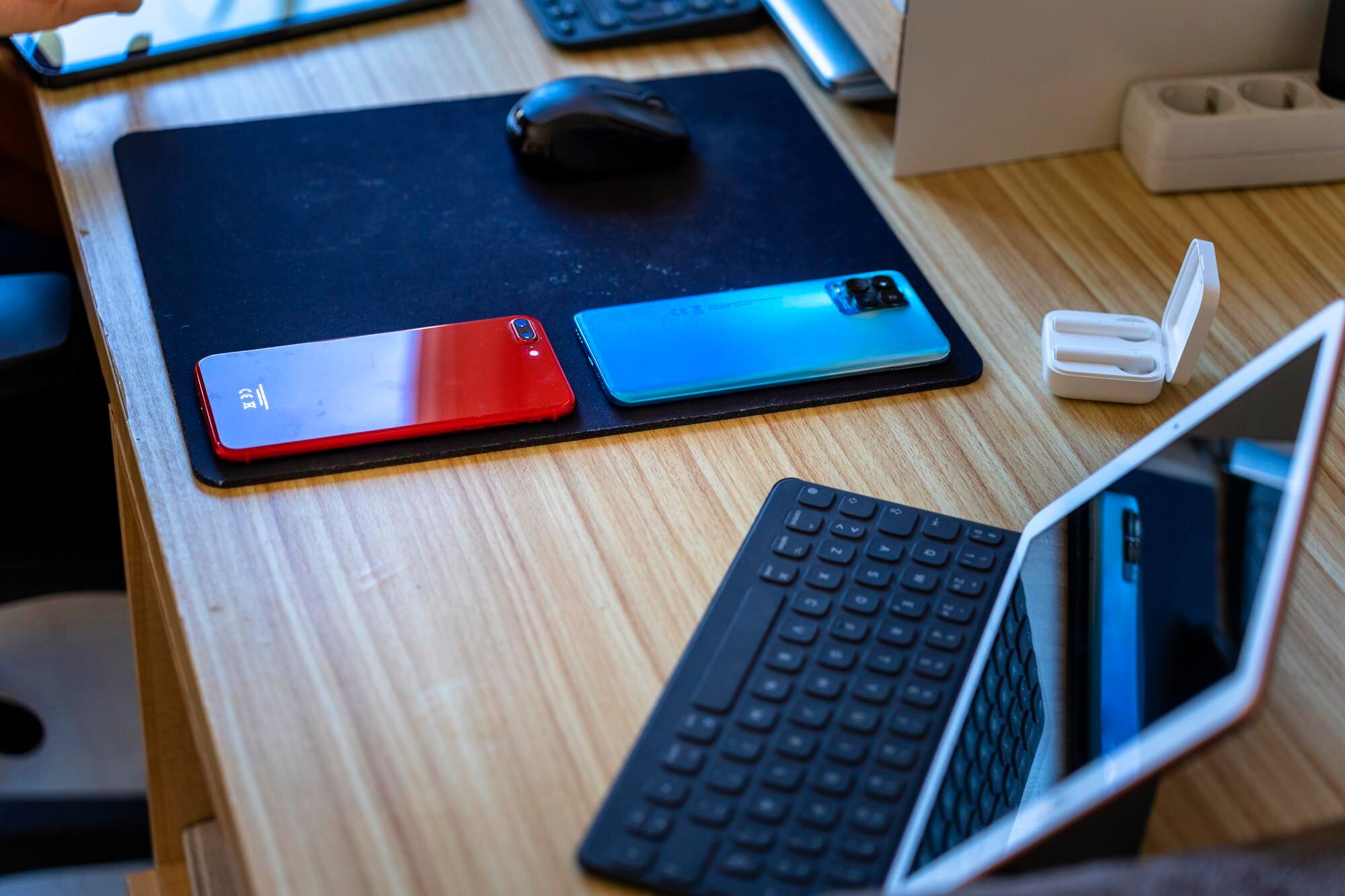 Programista komputerowy pracujący w domu Koncepcja telepracy Telefony biznesowe