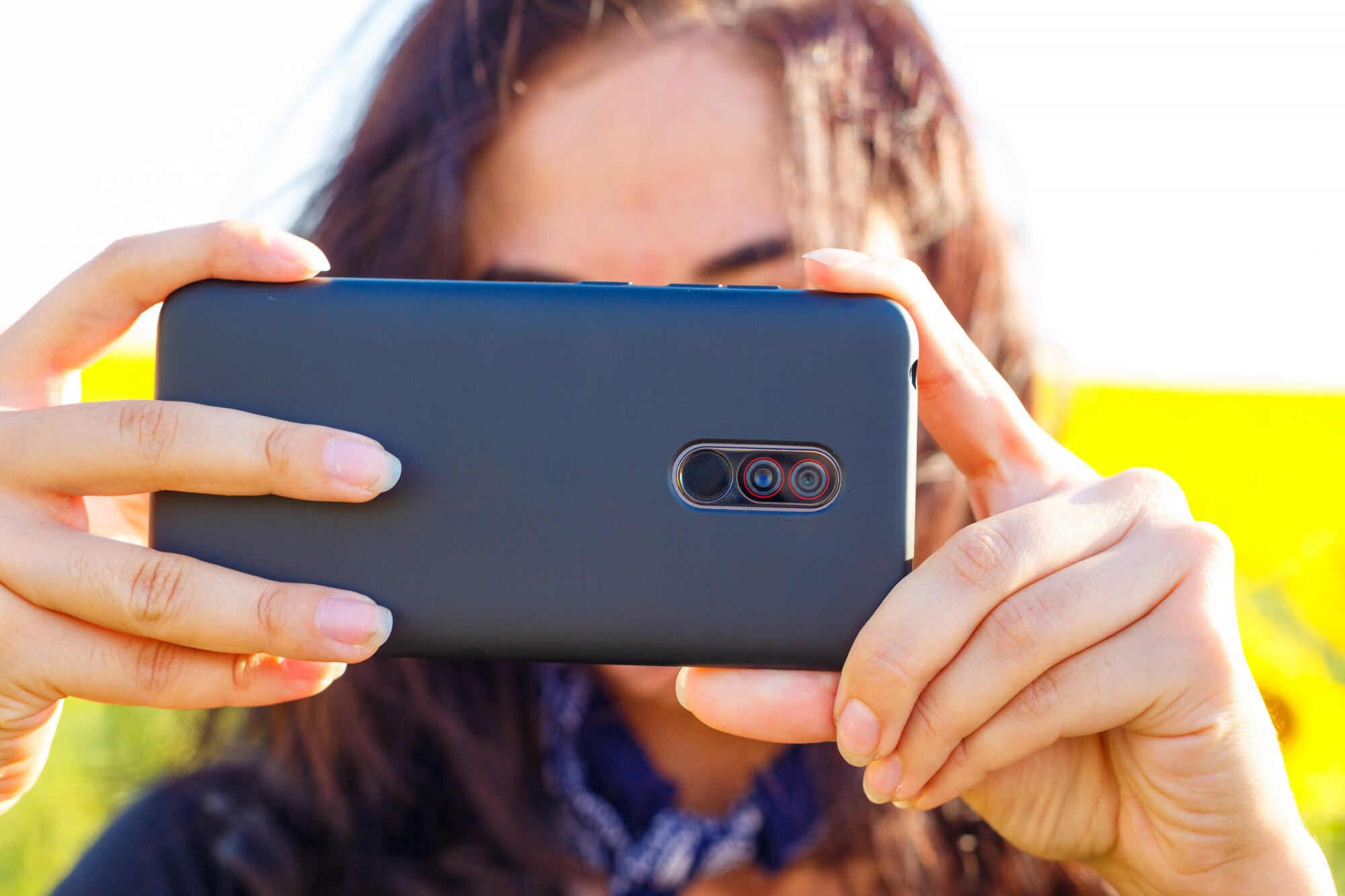 Kobieta po południu strzela przez telefon w terenie